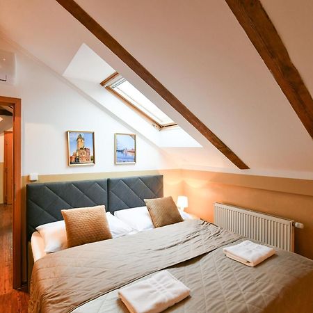 Amazing Charles Bridge Apartment Praha Bagian luar foto
