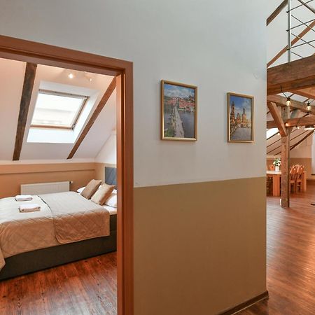 Amazing Charles Bridge Apartment Praha Bagian luar foto