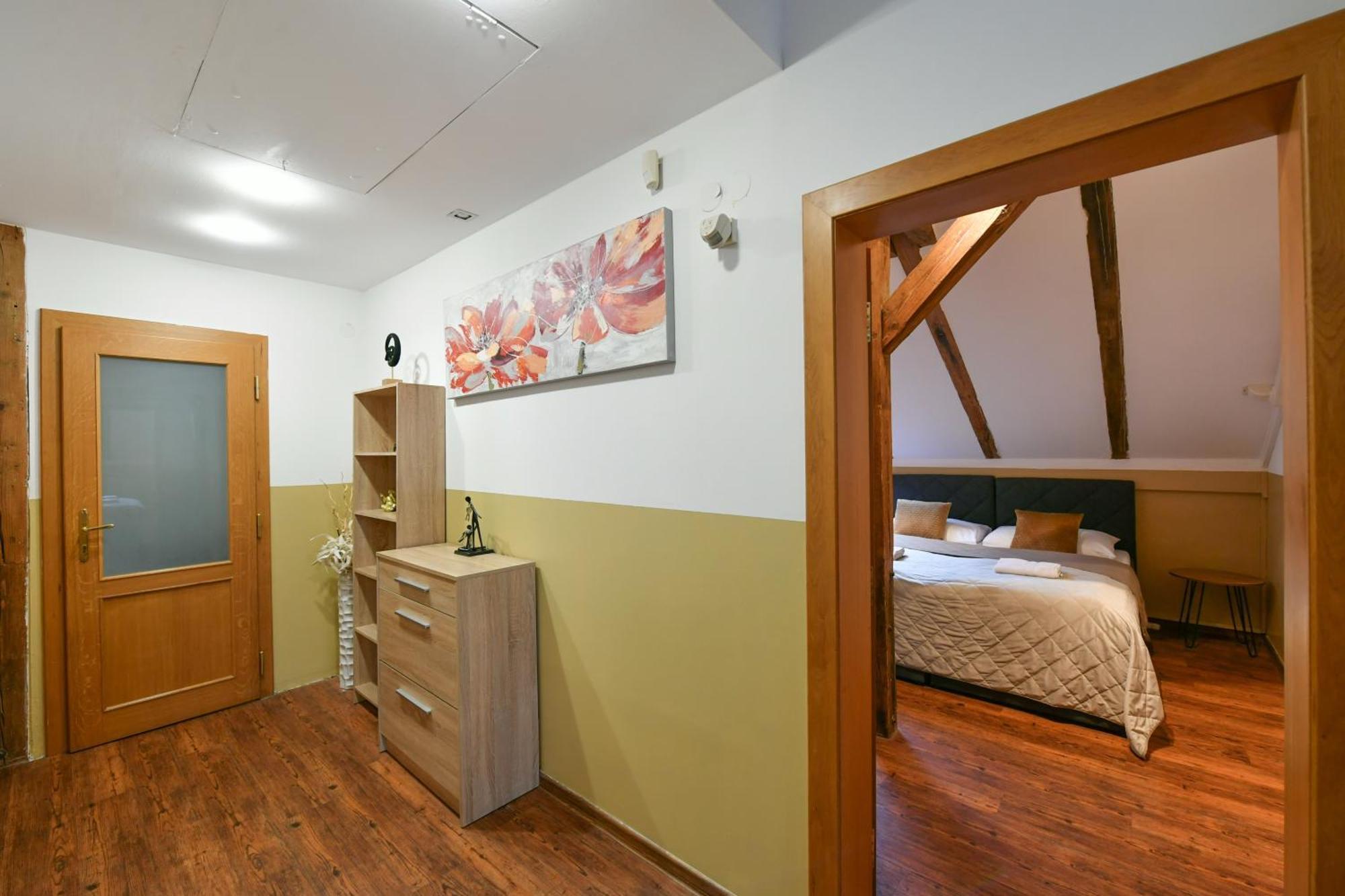 Amazing Charles Bridge Apartment Praha Bagian luar foto