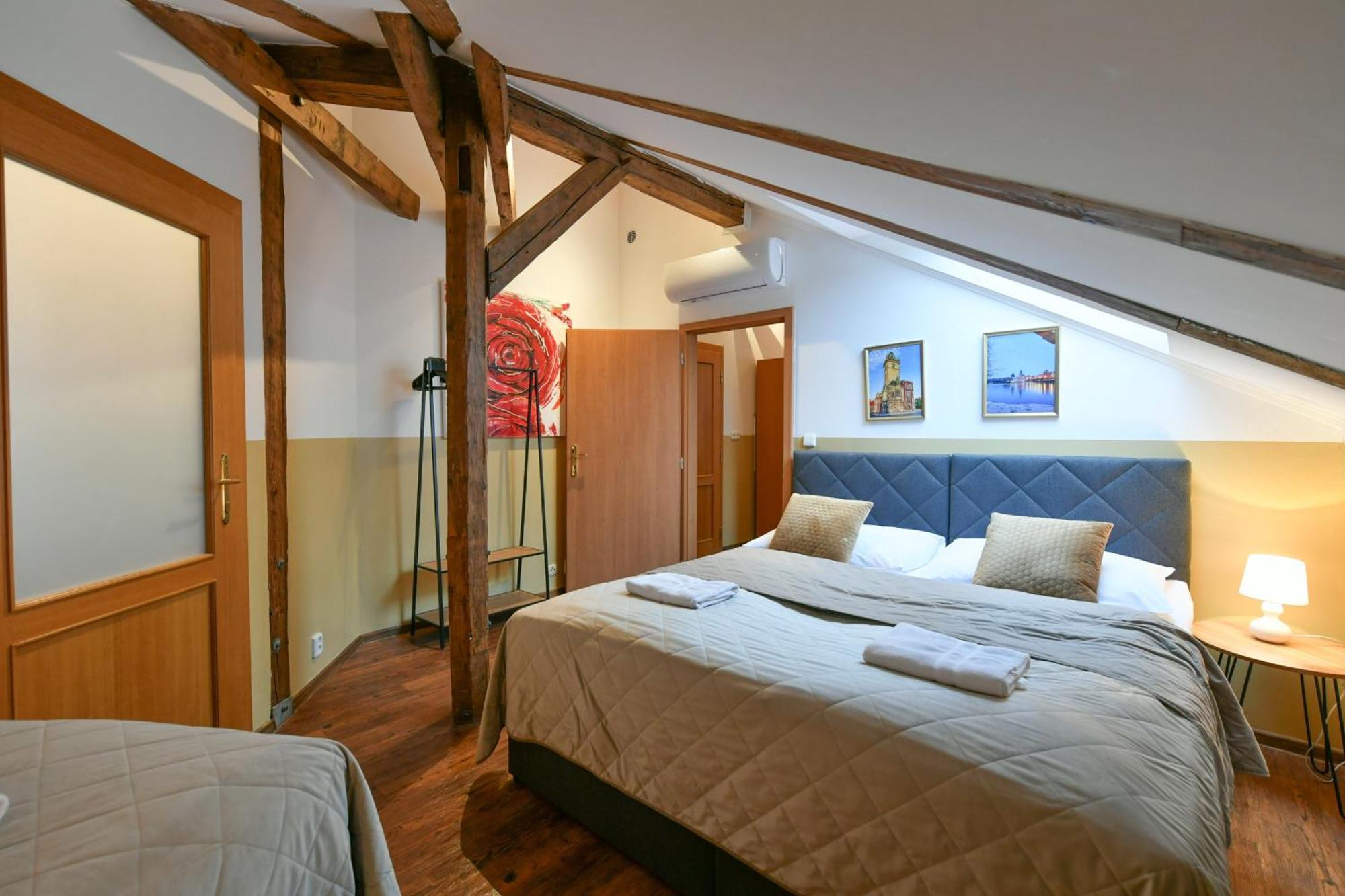 Amazing Charles Bridge Apartment Praha Bagian luar foto