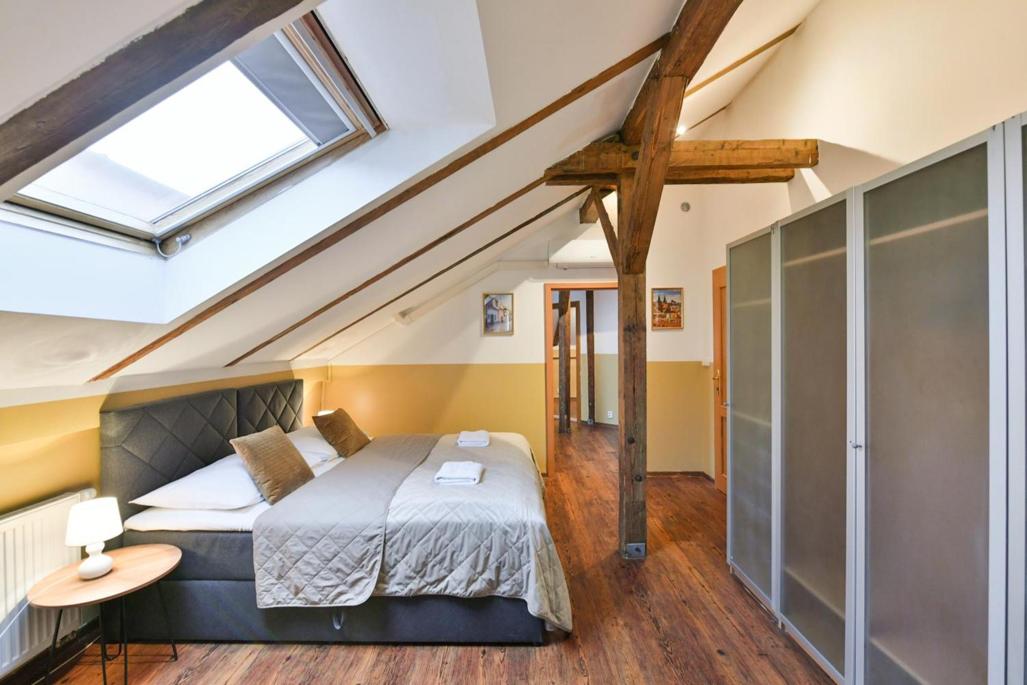 Amazing Charles Bridge Apartment Praha Bagian luar foto