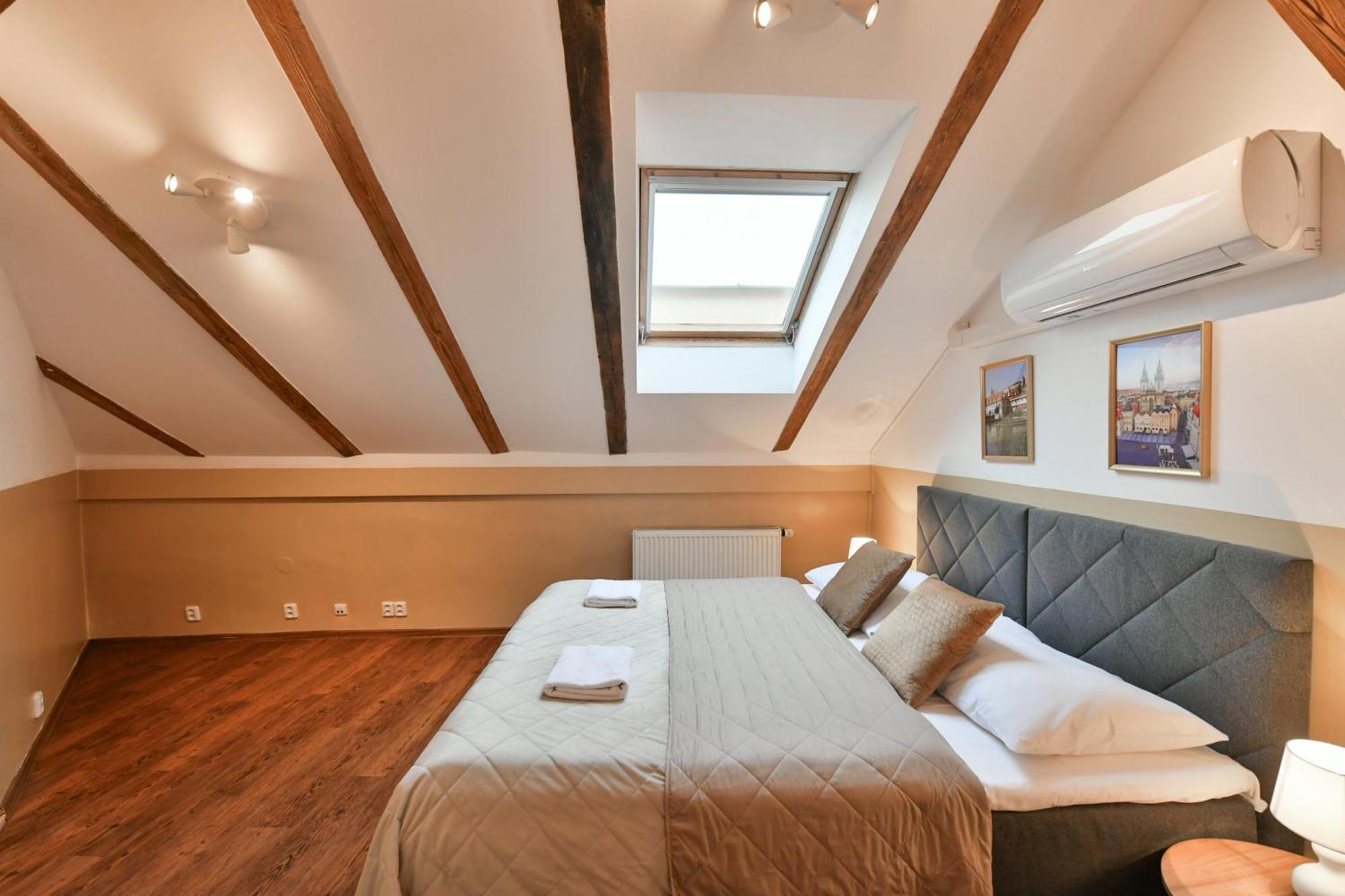Amazing Charles Bridge Apartment Praha Bagian luar foto