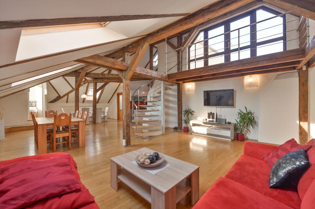 Amazing Charles Bridge Apartment Praha Bagian luar foto
