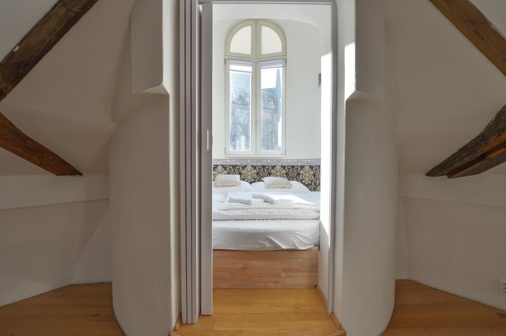 Amazing Charles Bridge Apartment Praha Bagian luar foto