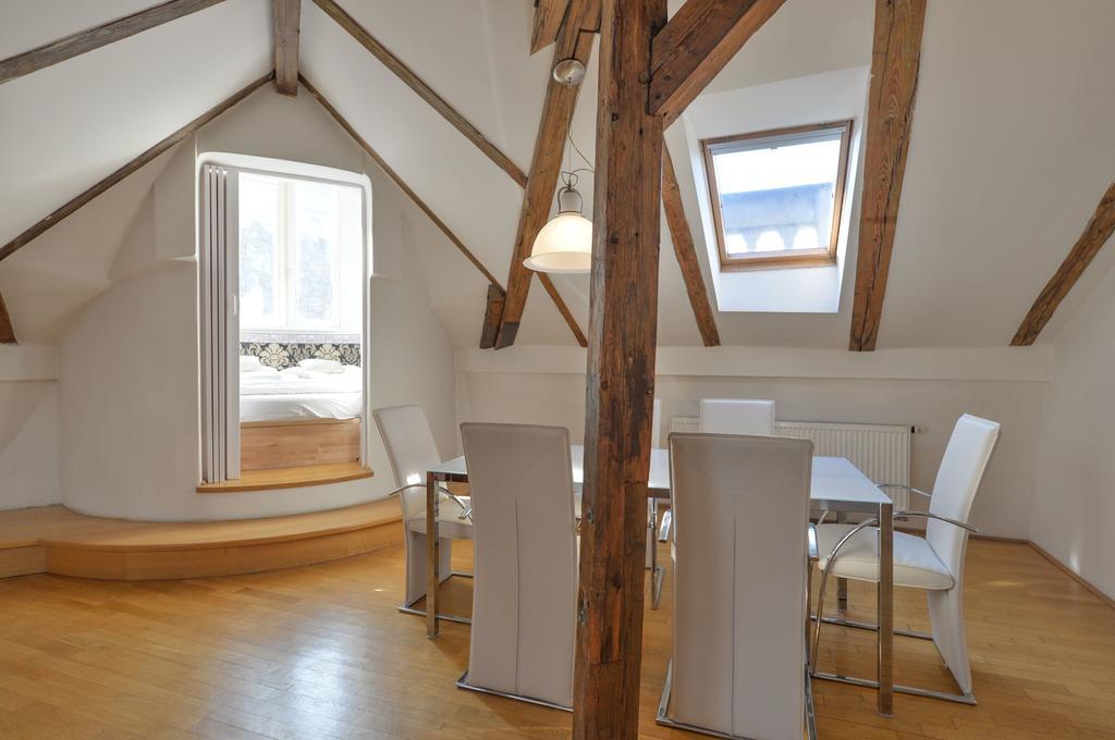 Amazing Charles Bridge Apartment Praha Bagian luar foto