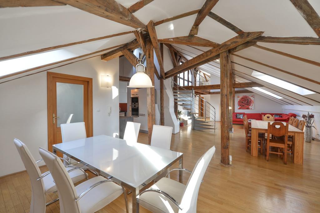 Amazing Charles Bridge Apartment Praha Bagian luar foto