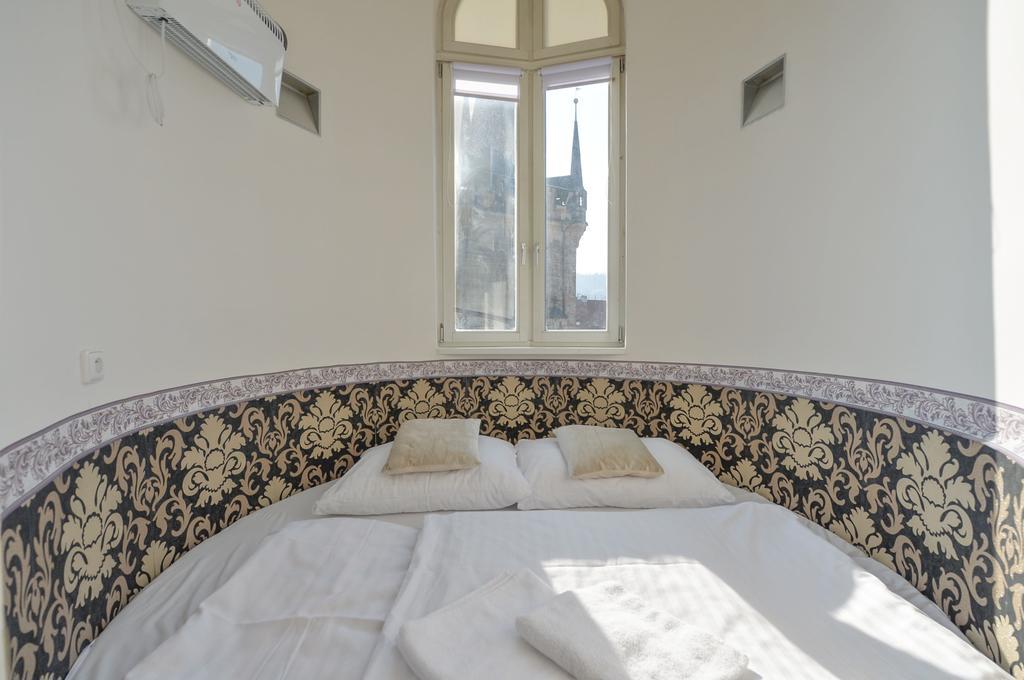 Amazing Charles Bridge Apartment Praha Bagian luar foto