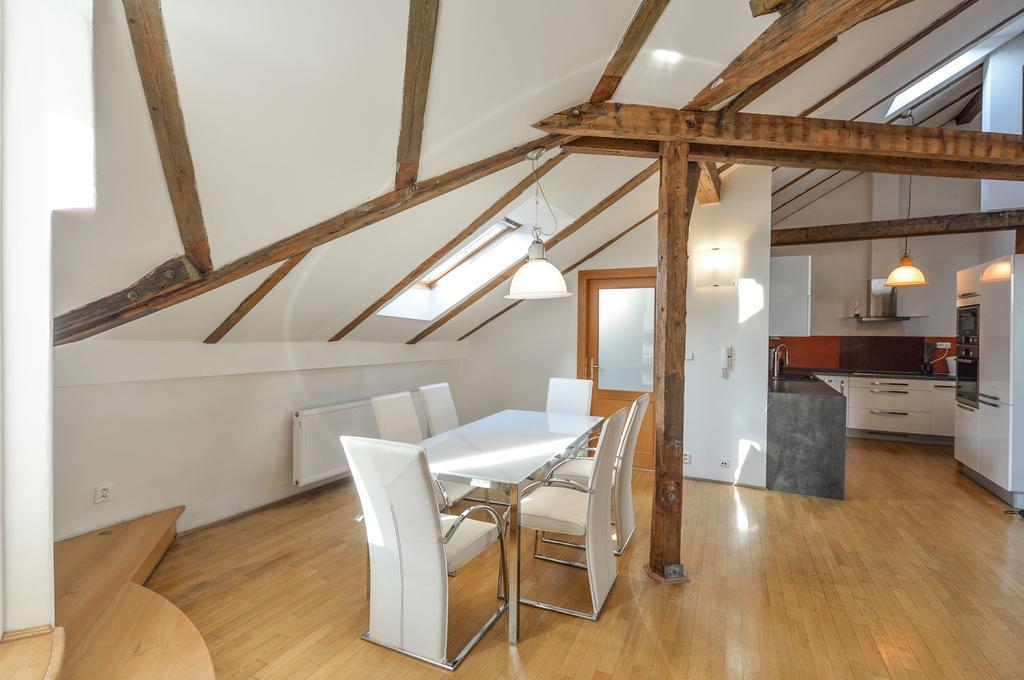 Amazing Charles Bridge Apartment Praha Bagian luar foto