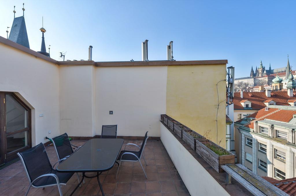Amazing Charles Bridge Apartment Praha Bagian luar foto