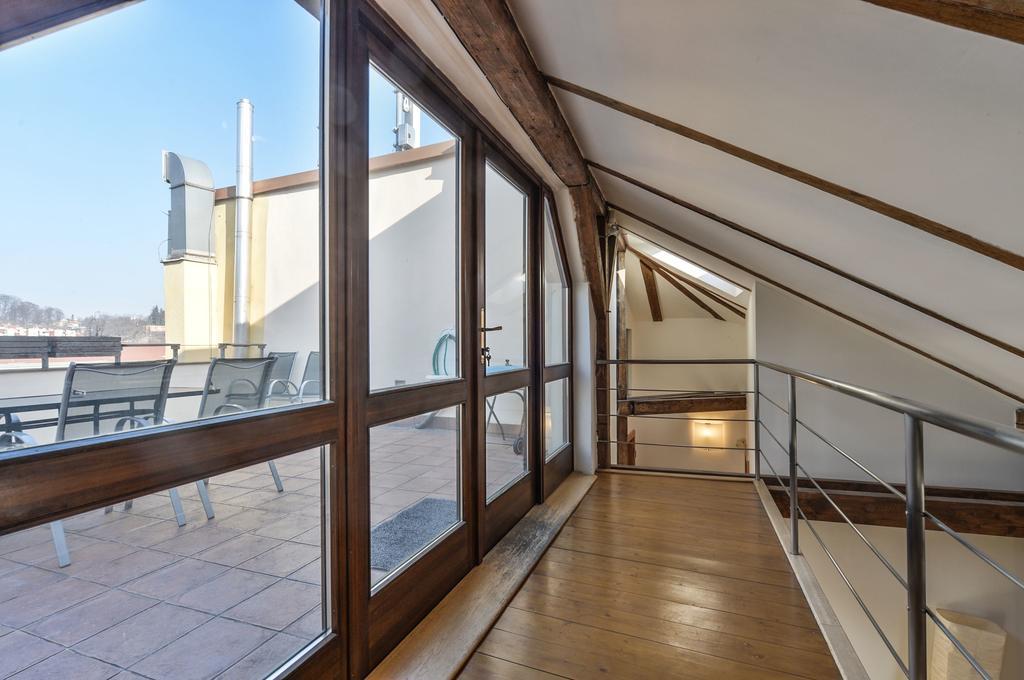 Amazing Charles Bridge Apartment Praha Bagian luar foto